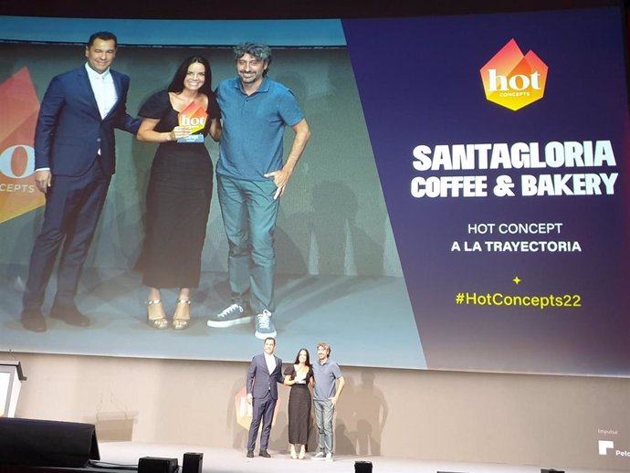 El responsable de Food Service de El Pozo Alimentación, Benito Márquez (primero por la izquierda), entrega el Premio Hot Concepts a la Trayectoria a Santagloria Coffee & Bakery