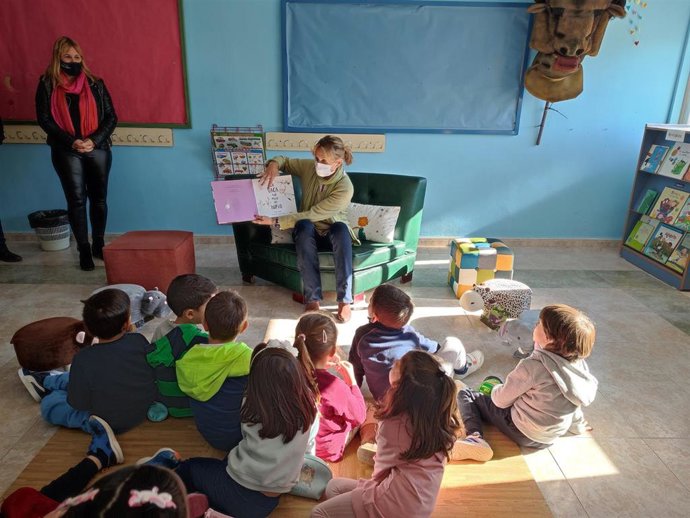 Archivo - La delegada de Educación y Deporte, Inmaculada Troncoso, visita un CEIP en una imagen de archivo.