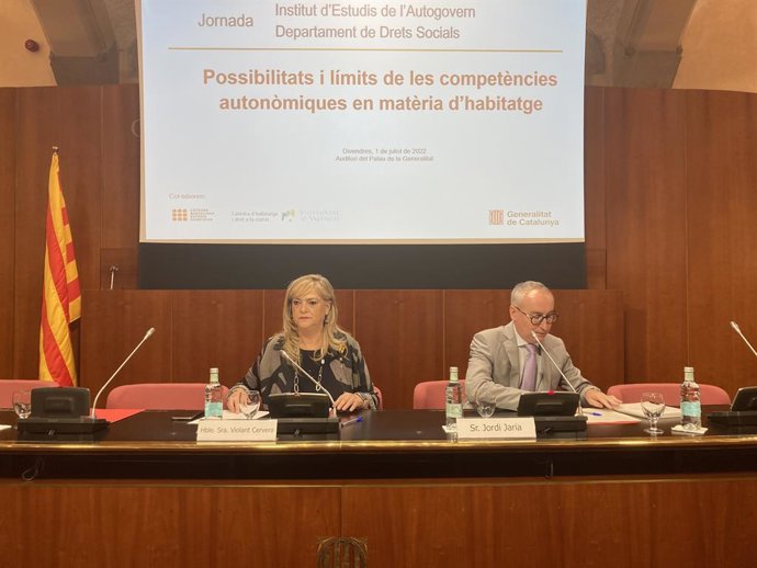 La consellera de Drets Socials de la Generalitat, Violant Cervera, i el cap de l'rea de difusió de l'Institut d'Estudis de l'Autogovern, Jordi Jaria
