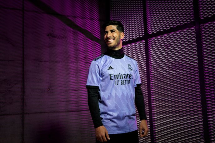 El futbolista Marco Asensio posa con la camiseta visitante del Real Madrid para la temporada 2022-2023.