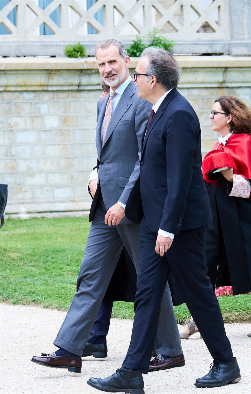 El Rey Felipe VI (i) conversa con el ministro de Universidades, Joan Subirats, tras participar en el acto de inauguración de los cursos de verano de la Universidad Internacional Menéndez Pelayo (UIMP) de Santander, en el Palacio de la Magdalena