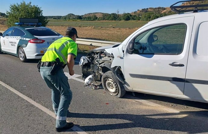 Un agente de la Guardia Civil observa los daños en uno de los vehículos implicados en el accidente.