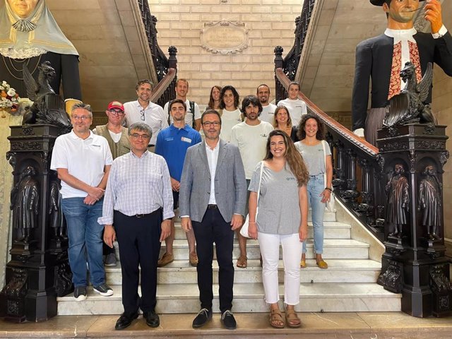 El alcalde de Palma, José Hila, recibe al equipo educativo de 'Emaya a l'escola' y agradece su labor en un curso escolar de récord de actividades.