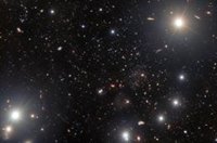 Un fósil de las primeras galaxias del universo, visto junto a Andrómeda