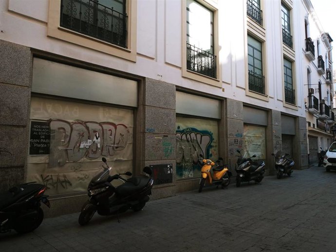 Fachada principal del local en la calle Tarifa donde irá ubicado el nuevo gimnasio.