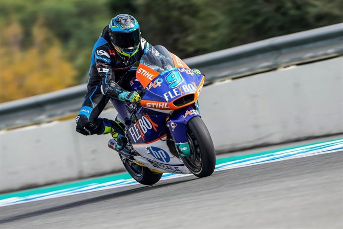 Jorge Navarro sobre la moto del equipo FlexBox HP40 en el inicio de la temporada 2022.