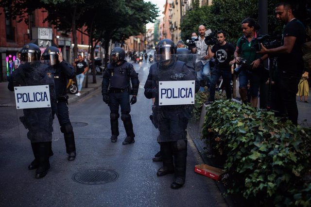 Policías controlan una manifestación contra la Cumbre de la OTAN, en la Plaza Tirso de Molina, a 29 de junio de 2022, en Madrid (España). Con motivo de la celebración de la Cumbre de la OTAN en Madrid hoy y mañana, 30 de junio, el Movimiento Antirrepresiv