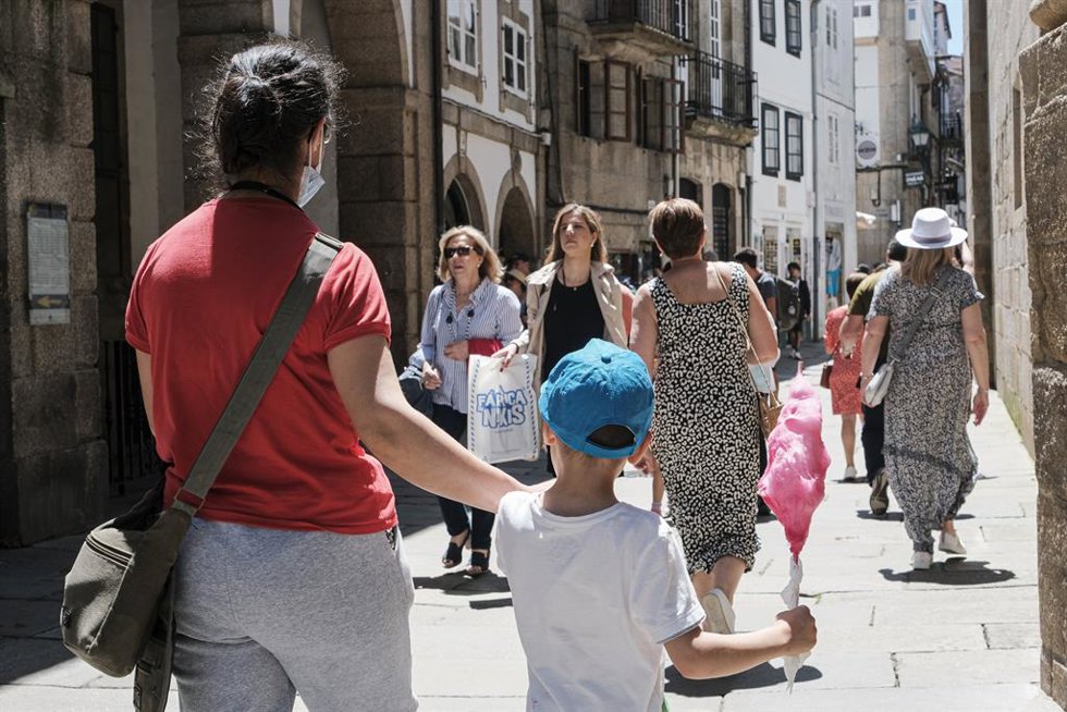 Archivo - Varias mujeres y un niño, con algodón de azúcar, pasean durante las Fiestas de la Ascensión, a 26 de mayo de 2022, en Santiago de Compostela.