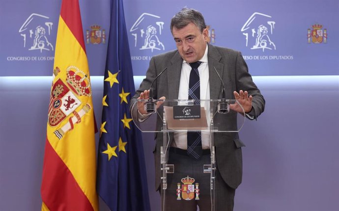 El portavoz del PNV en el Congreso, Aitor Esteban, interviene en una rueda de prensa previa a una Junta de Portavoces, en el Congreso de los Diputados, a 21 de junio de 2022, en Madrid (España).
