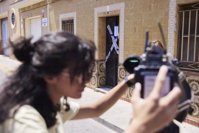 Detalle de la puerta precintada de la vivienda de la calle Fornet Domínguez, de la localidad sevillana de Dos Hermanas, donde fue asesinada una mujer por su marido, que posteriormente se suicidó. 