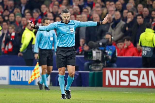 Archivo - El árbitro Damir Skomina señala fuera de juego en un partido de la Liga de Campeones 2018-2019.