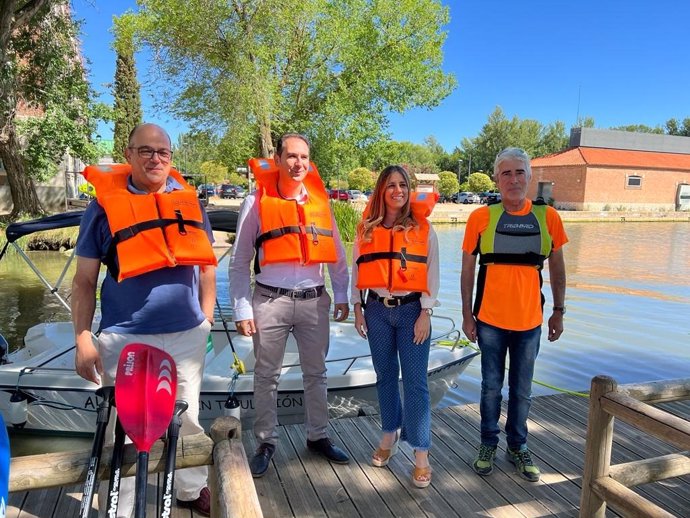 Presentación de las actividades del Ayuntamiento de Palencia en el Canal de Castilla que incluyen piraguas y paddle surf