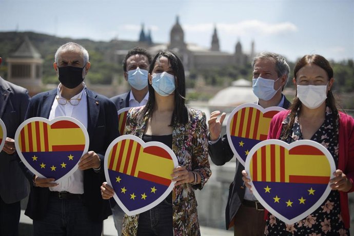 Archivo - (I-D) El líder de Ciudadanos en Cataluña, Carlos Carrizosa; la líder de Cs, Inés Arrimadas; y el vicesecretario general y portavoz nacional de Ciudadanos, Edmundo Bal, posan acompañados con un corazón con la bandera española, catalana y europe