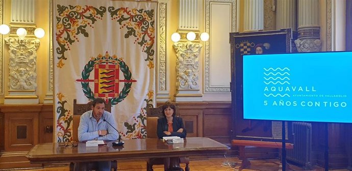 El alcalde de Valladolid, Óscar Puente, junto a la concejala de Medio Ambiente y Desarrollo Sostenible, María Sánchez, durante la rueda de prensa celebrada este viernes en el Ayuntamiento con motivo de los cinco años de la entidad pública Aquavall