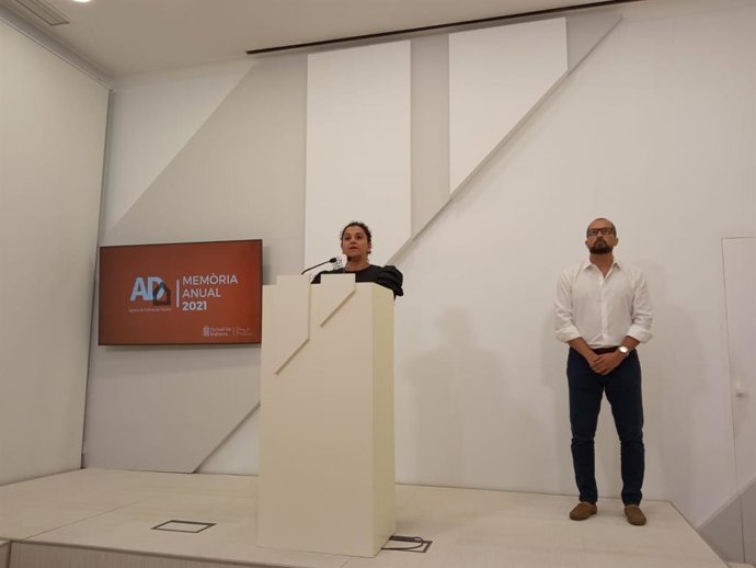 La consellera insular de Territorio, Maria Antnia Garcias, y el gerente de la ADT, Tomeu Tugores, en rueda de prensa.