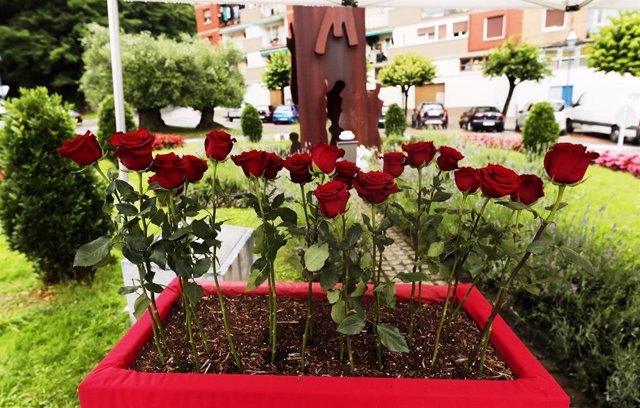 Archivo - Conjunto de rosas que simbolizan un acto de homenaje a Sotero Mazo Figueroa y Miguel Ángel Blanco Garrido, asesinados por ETA 