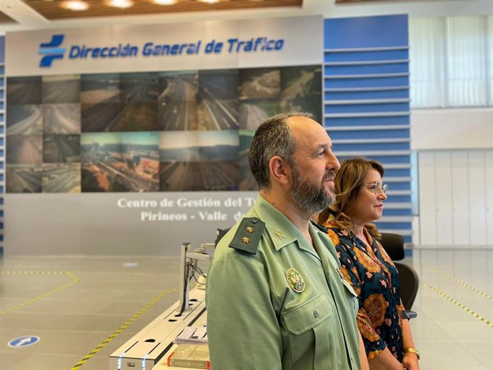 El jefe provincial de Tráfico en Zaragoza, José Antonio Mérida, y la delegada del Gobierno en Aragón, Rosa Serrano.
