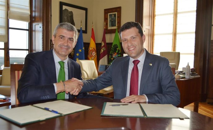 El presidente de la Diputación de Toledo, Álvaro Gutiérrez, y el alcalde de Fuensalida, Santi Vera.
