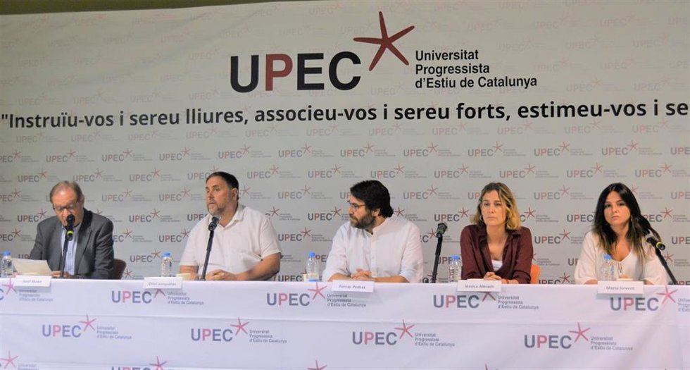 El periodista Jordi Molet junto a Oriol Junqueras (ERC), Ferran Pedret (PSC), Jéssica Albiach (comuns) y Maria Sirvent (CUP).