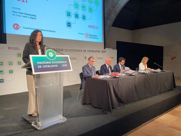 La presidenta de la Cámara de Barcelona, Mnica Roca; el rector de la UPF, Oriol Amat; el presidente de Consell General de Cambres, Jaume Fbrega; el presidente de la Generalitat, Pere Aragons, y la directora de la memoria, Carme Poveda