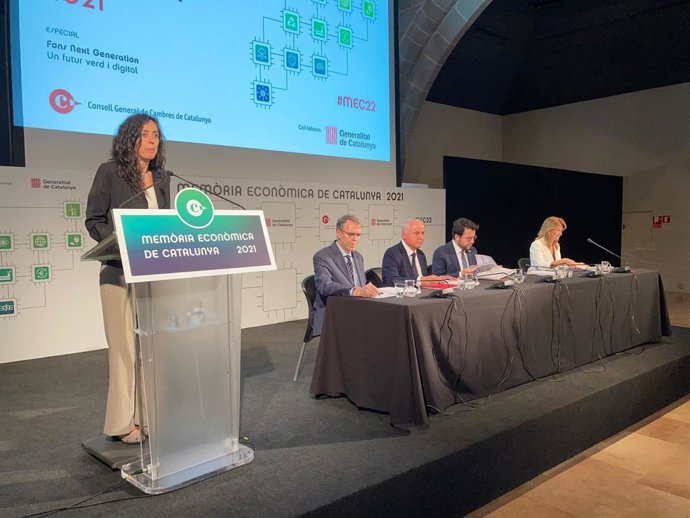 La presidenta de la Cámara de Barcelona, Mnica Roca; el rector de la UPF, Oriol Amat; el presidente de Consell General de Cambres, Jaume Fbrega; el presidente de la Generalitat, Pere Aragons, y la directora de la memoria, Carme Poveda