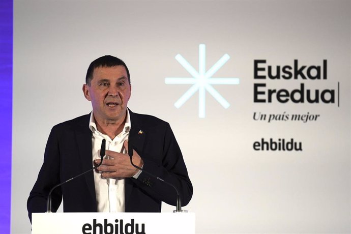 Archivo - El coordinador general de EH Bildu, Arnaldo Otegi, interviene en un acto en BIlbao