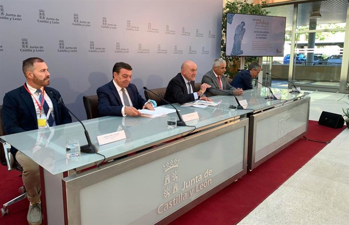 El consejero de la Presidencia de Castilla y León, Jesús Julio Carnero, presenta la Revista Jurídica de Castilla y León
