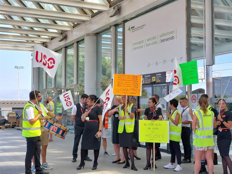 Una veintena de trabajadores de EasyJet y Ryanair en Palma censuran que estas aerolíneas "vulneran su derecho a huelga"