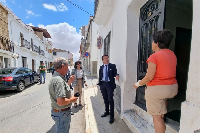 El presidente de la Diputación de Badajoz, Miguel Ángel Gallardo, dialoga con vecinos en una calle.
