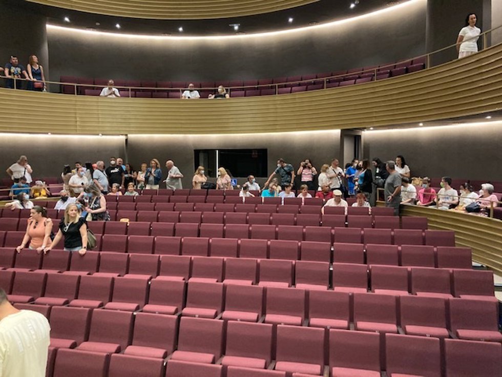 Vecinos de Mérida en el día de apertura del nuevo Teatro Cine Maria Luisa de Mérida tras 22 años cerrado.