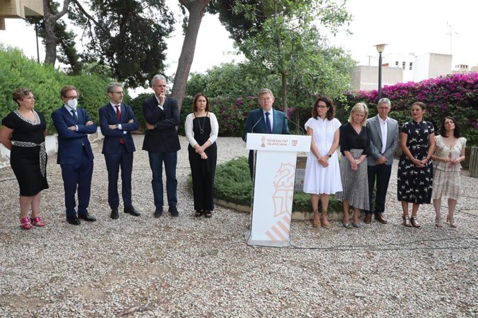 Ximo Puig da un discurso por el 40 aniversario del Estatut junto a los miembros del Consell