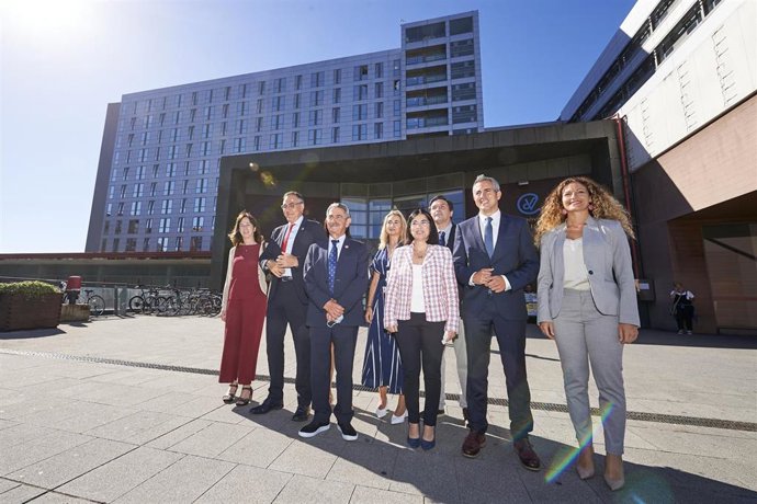 (I-D) La ministra de Sanidad, Carolina Darias; el presidente de Cantabria, Miguel Ángel Revilla; y el vicepresidente de Cantabria, Pablo Zuloaga, posan en la fachada del Hospital Valdecilla de Santander