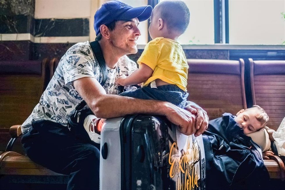 Desplazados del Donbás en la estación de tren de Leópolis