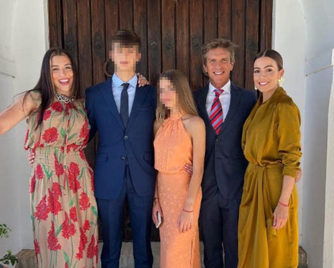 Manuel Díaz 'El Cordobés', Virginia Troconis, sus hijos Manuel y Triana y Alba Díaz - hija del torero y Vicky Martín Berrocal - en un momento muy especial para la familia