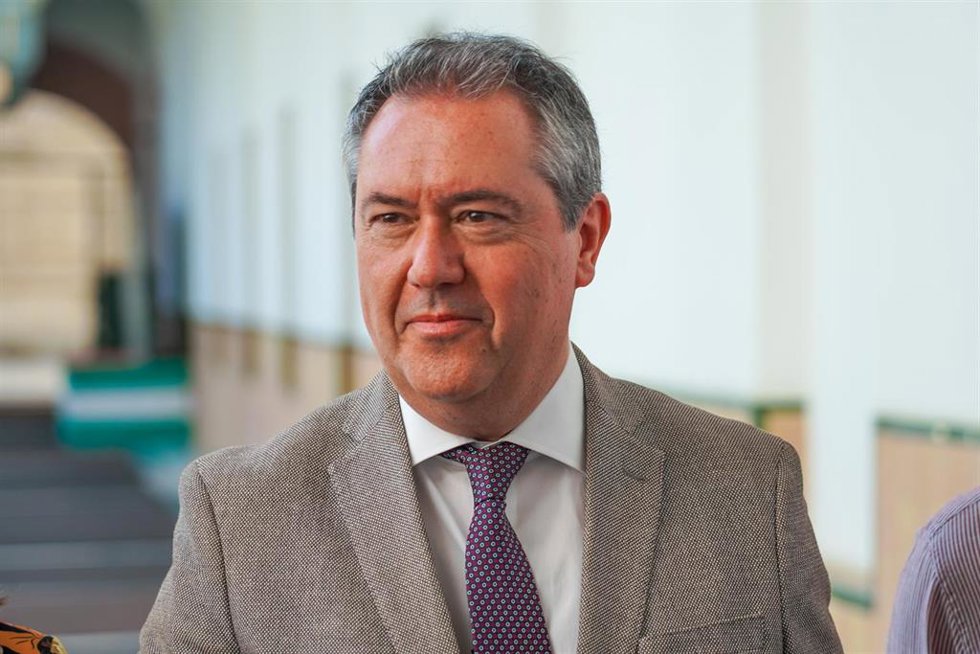 El secretario general del PSOE de Andalucía, Juan Espadas, en declaraciones a la prensa en una foto de archivo.