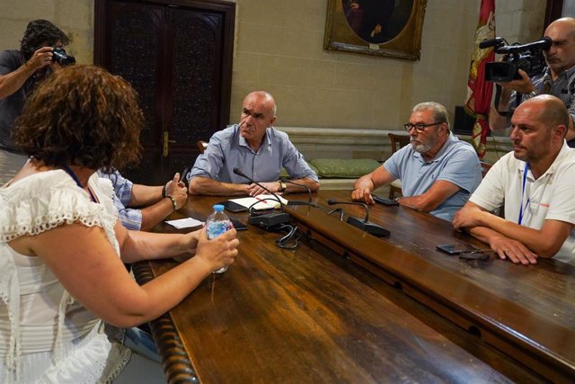 El alcalde,  Antonio Muñoz, se reúne con una representación de trabajadores de Abengoa, en una imagen de archivo.