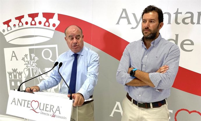 El alcalde de Antequera, Manuel Barón, a la izquierda; junto al concejal de Hacienda, Antonio García.