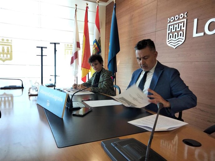 Portavoz del PP en el Ayuntamiento de Logroño, Conrado Escobar, junto a la concejal, Celia Sanz.