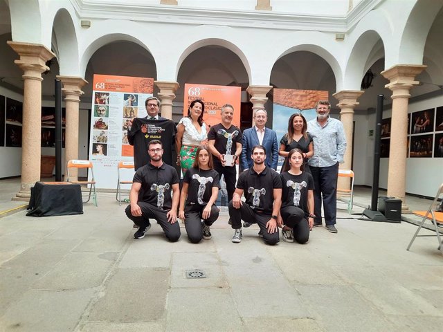 Presentación de la uniformidad del personal del 68º Festival de Teatro de Mérida