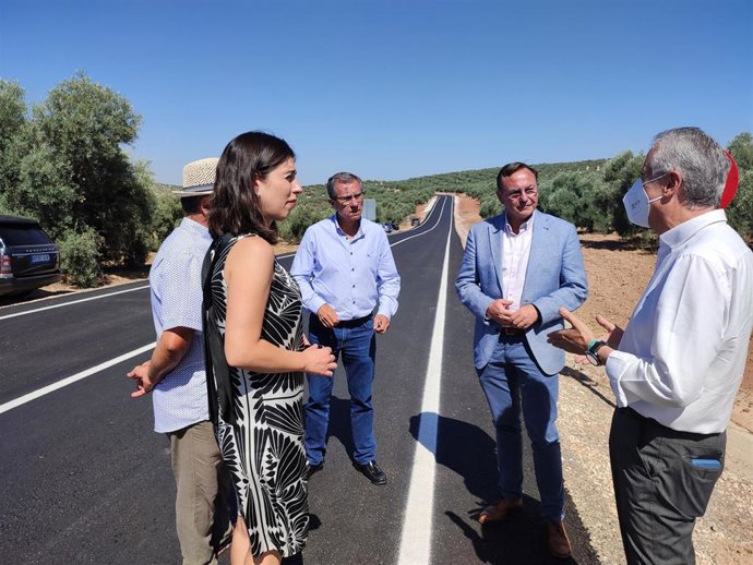 El delegado de Medio Natural y Carreteras de la Diputación de Córdoba, Francisco Palomares (dcha.), visita las obras de reparación parcial de la CO-7219.