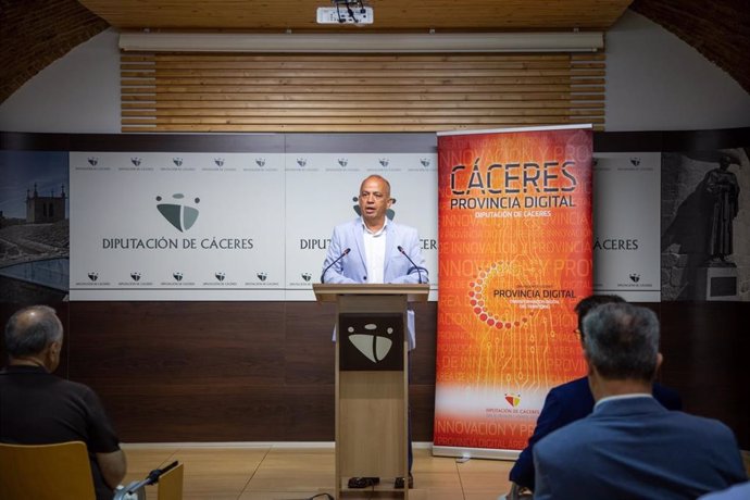 El diputado de Provincia Digital de la Diputación de Cáceres, Santos Jorna, en una rueda de prensa