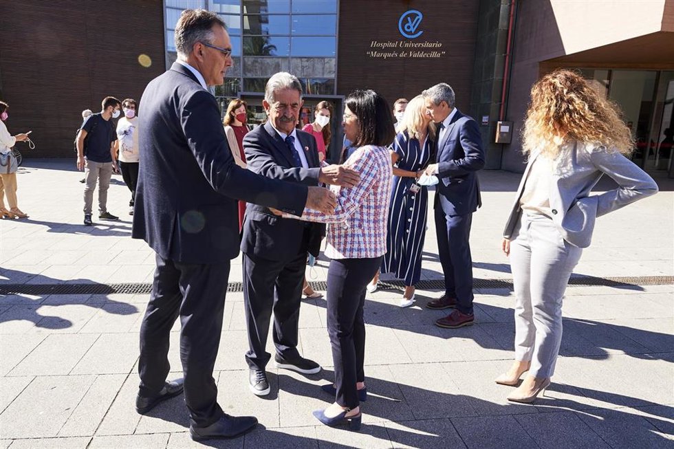 La ministra de Sanidad, Carolina Darias; el presidente de Cantabria, Miguel Ángel Revilla; y el consejero de Sanidad, Raúl Pesquera, en el exterior de Valdecilla