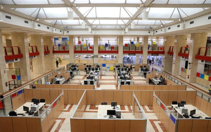 Archivo - Varios empleados trabajan en una oficina de la Agencia Tributaria un día antes de que dé comienzo el inicio por internet de la Campaña de la Renta 2021, en una oficina de la Agencia Tributaria, a 5 de abril de 2022, en Madrid (España). La Camp