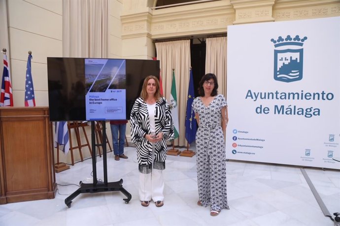 El Ayuntamiento renueva la campaña en el aeropuerto que promociona Málaga como ciudad para invertir