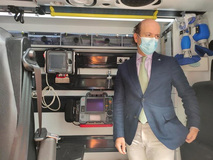 El viceconsejero de Asistencia Sanitaria, Planificación y Resultados en Salud, Jesús García-Cruces, en una ambulancia.