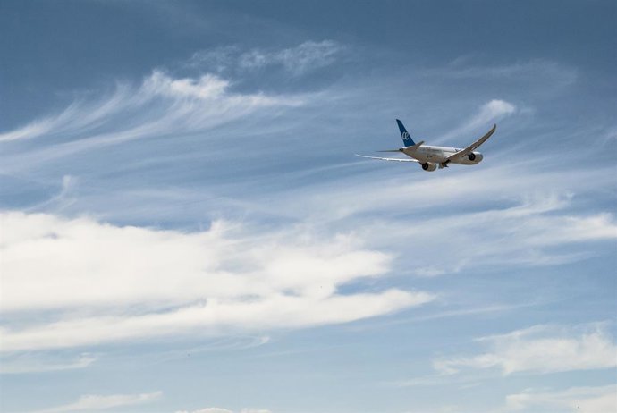 Archivo - Avión despegando.