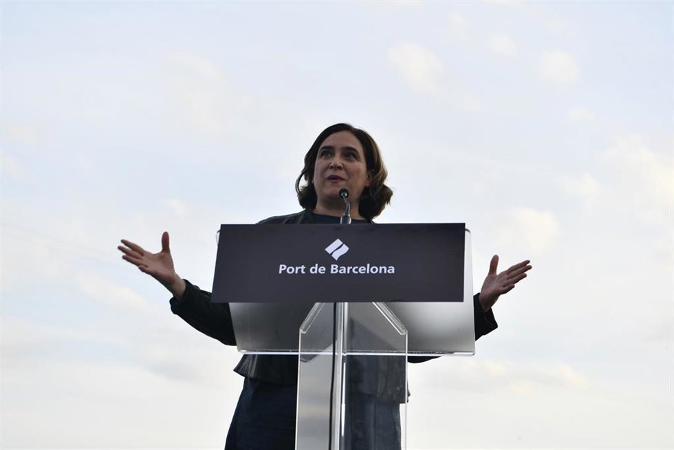 La alcaldesa de Barcelona, Ada Colau, interviene durante la presentación del buque de Open Arms, Open Arms Uno, en la Rambla de Mar del puerto de Barcelona, a 8 de junio de 2022, en Barcelona, Cataluña (España). 