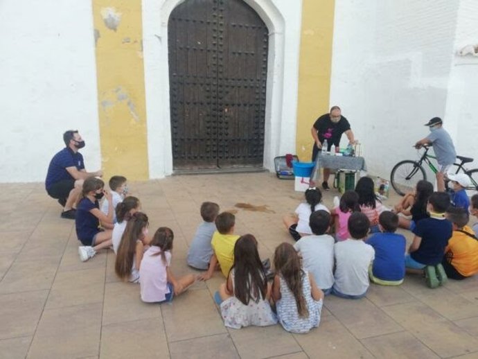 Archivo - Imagen de archivo de una actividad con jóvenes de 'Ciencia al Fresquito'