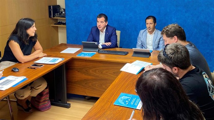 Mikel Irujo, consejero de Desarrollo Económico y Empresarial, y Juan Carlos Castillo, presidente de la FNMC, durante su reunión con los grupos de acción local.