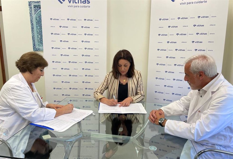 Firma del acuerdo entre Vithas y la AECC.